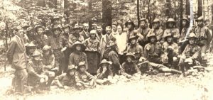 Стрийські пластуни у Нагуєвичах, 1926 рік. Відвідали місце народження І.Франка та спілкувались із його братом. Крайнім праворуч стоїть пластун-розвідувач С.Бандера – з відзнакою провідника гуртка. У той час в рамках третьої пластової проби він, як впорядник, формував новий гурток у своєму юнацькому курені (одна з форм плекання лідерських компетентностей в Пласті)